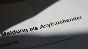 Hunderte Amtsträger wollen Asyl in Deutschland