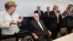 Merkel ehrt den Ziehvater und den Konkurrenten 