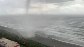 Beeindruckende Bilder eines Tornados direkt vor dem Balkon