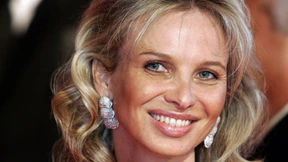 Barfuß mit Diamanten als Freundin des Königs 