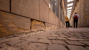 Gelber Tropfen höhlt den Stein