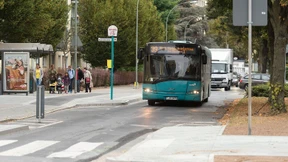 Haltende Linienbusse blockieren den Verkehr