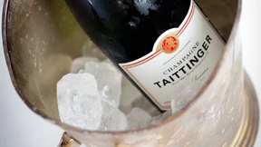 Wie Sie Getränke in fünf Minuten herunterkühlen