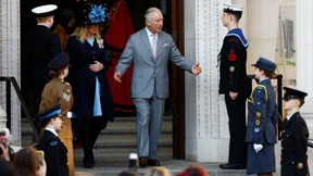 König Charles III. bei Rundgang mit Ei beworfen