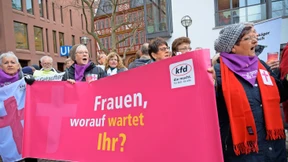Bischöfe schrecken vor Priesterweihe für Frauen zurück