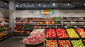 Wer macht sich hier „die Taschen voll“?