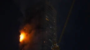 Hochhaus geht in Flammen auf