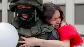 Sie umarmen die Soldaten