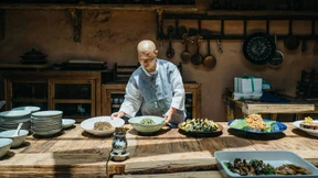 Eine Nonne kocht die Küche der Zukunft