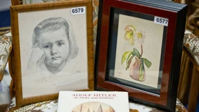 Frau wird Aquarell von Adolf Hitler los