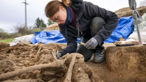 Ein Schlachtfeld, voll von jungen Toten