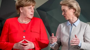 Merkel stellt höhere Verteidigungsausgaben in Aussicht