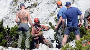 Ein Arzt erreicht den Verunglückten