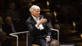 Er versetzt die Musik in helle Schwingungen