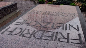 Sanft geruht auf Nietzsches Grabplatte