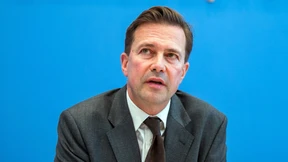 Regierung stoppt Impf-Werbevideo mit offenkundig israelfeindlichem Arzt