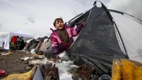 Kinder im matschigen Niemandsland