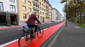 Knallrot leuchtet der Radweg