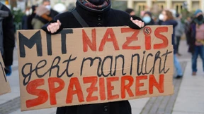 Hunderte protestieren gegen Corona-Kritiker