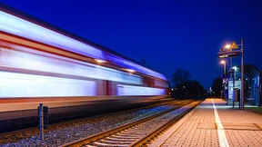 Mann hängt sich an Zug und fährt durchs Ruhrgebiet