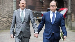 Politiker fassen sich aus Solidarität an den Händen