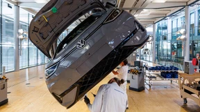 VW stößt Tesla vom Thron