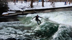 Eisbach-Surfer trotzen der Kälte