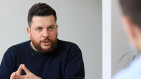 Nawalnyj-Vertrauter mit Hammer attackiert