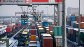 16 Container im Güterbahnhof aufgebrochen