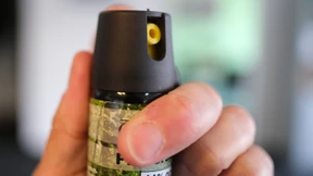 Mann von Jugendlichen umzingelt und mit Reizgas verletzt