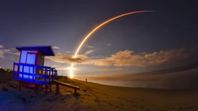 Satellit landet im All und die Rakete auf einem Schiff