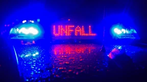 Unbekannte bauen Unfall mit gestohlenem Auto