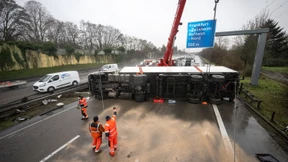 Querliegender Lastwagen blockiert A66