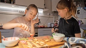 Wie Familien sich das Plätzchenbacken mit Kindern teilen können