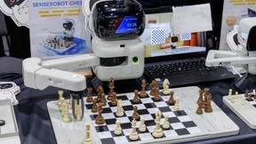 Schachroboter und Smartphones für Hunde