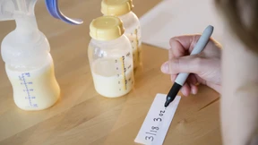 Mutter, berufstätig, stillt