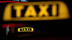 Berliner Taxifahrer fährt Randalierer mehrfach um