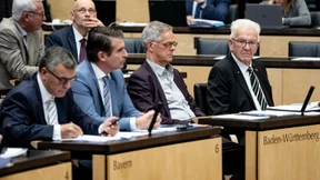 Höhere Strafen und Abschiebezentren geplant