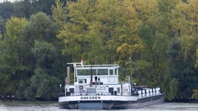 Tankschiff sitzt auf dem Rhein fest