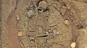 Mutter und Sohn umarmend beerdigt