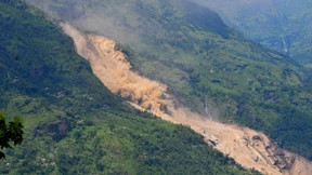 Erdrutsch begräbt Dorf und staut Fluss zum See