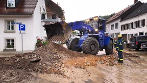 Reisegruppe macht Sightseeing im Katastrophengebiet