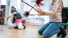 Mit Mundschutz und Armbrust