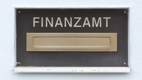 Fahnder ermitteln gegen mehr als 50 Banken im Ausland