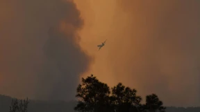 Soldaten kämpfen gegen die Feuer