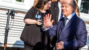 Lautstarker Protest draußen, ein erstes Abtasten drinnen