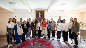 Klinik-Mitarbeiter treffen schwedische Königin