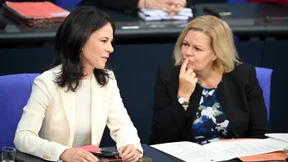 Baerbock und Faeser warnen Assads Helfer vor Einreise