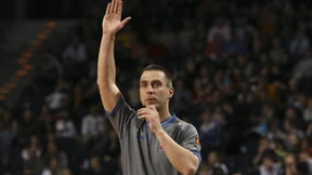 Basketballprofi mit Pfeife