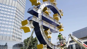 Euro-Skulptur leuchtet bald energiesparend